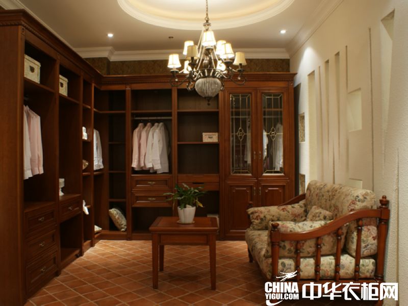 重庆纽莱福家具有限公司系纽莱福完整定制家具(中国)有限公司总部位于中国西南重镇重庆,经过多年稳健发展,现已通过iso9001:2000质量体系和iso14001环境体系认证,拥有全套意大利、德国进口设备及一批专业生产、管理、营销服务团队,是中国规模最大的专业整体家具制造企业之一。 纽莱福完整定制家具以重庆为生产、管理、服务中心,设立独立研发机构、设计机构及营销机构。在重庆,纽莱福拥有40亩标准园林式工业产房,全系列意大利、德国自动生产线及产业工人生产团队。纽莱福旗下拥有50余个分公司,服务网络遍布