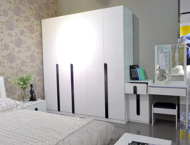 简约都市生活 白色烤漆衣柜效果图