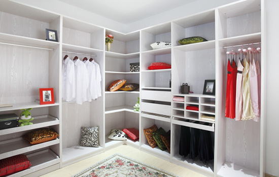 浅浮雕走入式衣柜图片 实木颗粒衣柜设计图