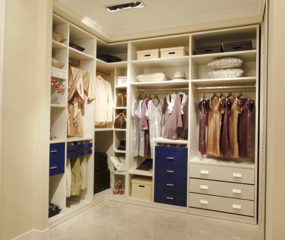 上班族经济适用衣柜效果图  精致简约的卧室衣柜图片