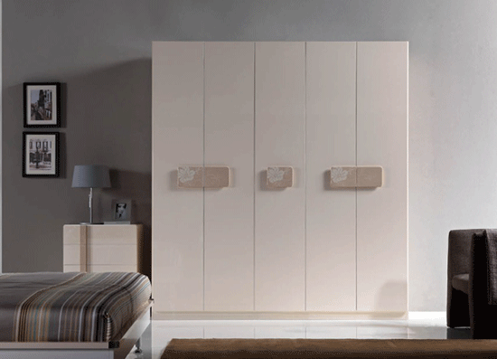 卧室衣柜装修图 三口之家温馨格调