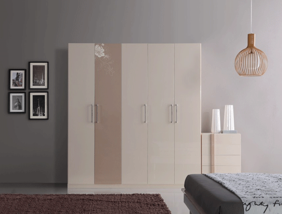 精致简约卧室衣柜装修效果图 三口之家温馨装修