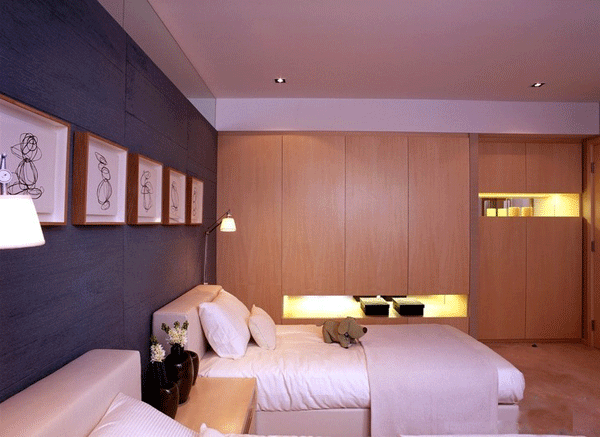 原木色衣柜效果图 工薪族温馨卧室装修图