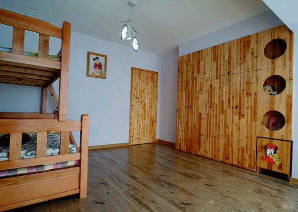 双胞胎卧室衣柜装修效果图 原木色衣柜设计图