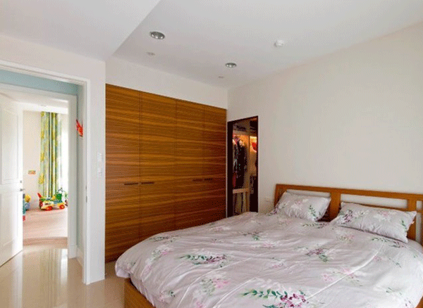 IT男的现代卧室衣柜装修图 5万元打造两居室