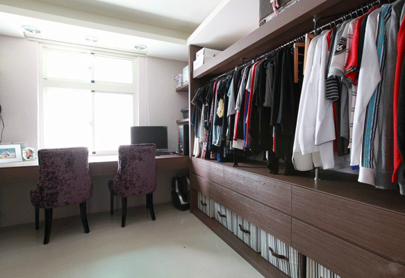 自然简约标准格局 挂墙板式衣柜效果图