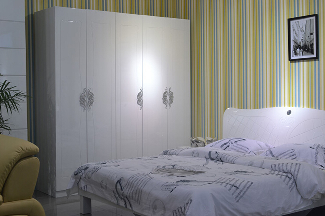 现代掩门衣柜设计图 钢琴烤漆衣柜效果图