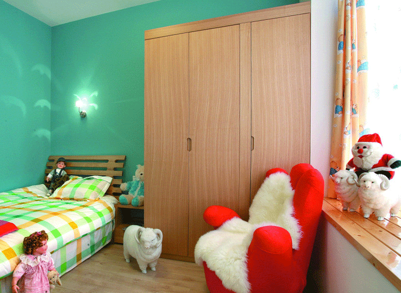 102㎡三居室现代简约衣柜图片 现代三门衣柜设计图