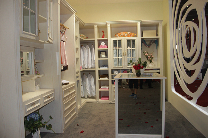 开辟独立更衣区 现代欧式衣柜效果图