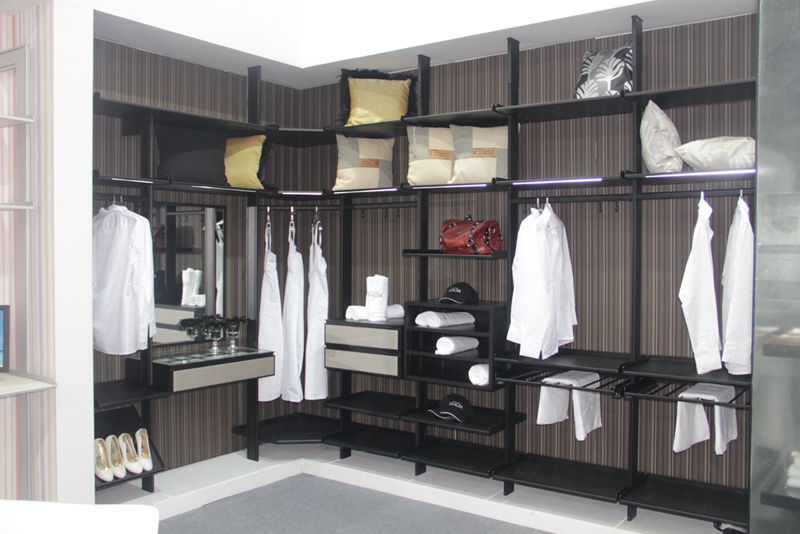 现代开放式衣柜设计图 挂墙板式衣柜效果图