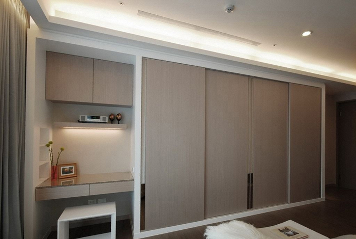 格局微调救空间 简约时尚衣柜效果图