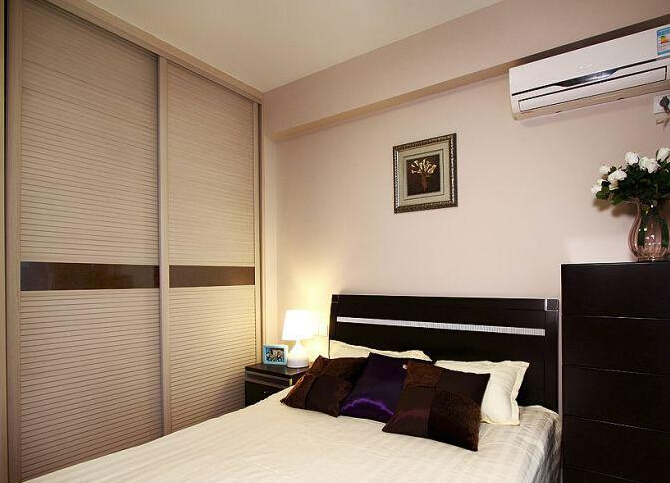 温馨米色调卧室 推拉门衣柜效果图