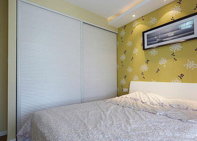 现代俏皮黄卧室装修 工薪夫妇卧室衣柜图片