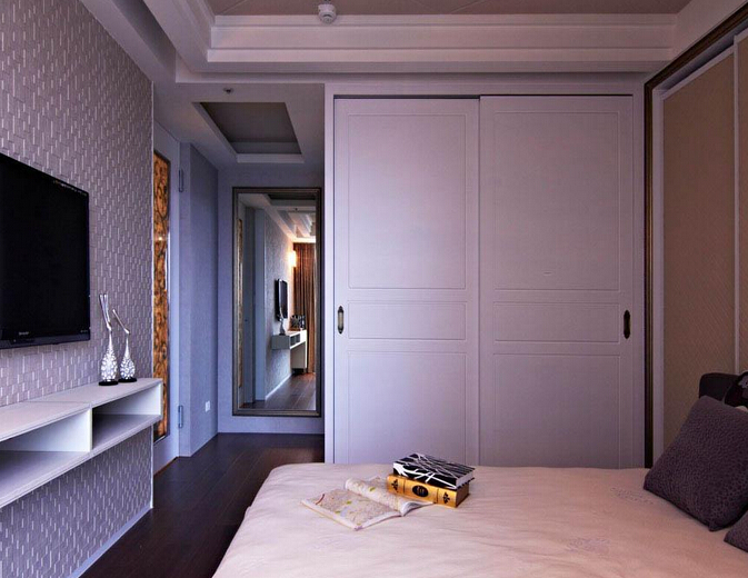 110平新房装修 温馨主卧衣柜设计图