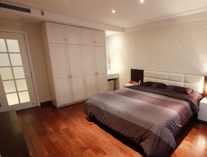 女强人为女儿筑新房 现代温馨卧室衣柜设计图