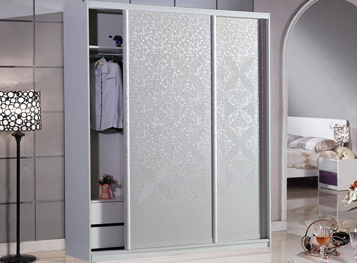 时尚吸塑雕刻移门衣柜效果图 白色衣柜视觉扩容术