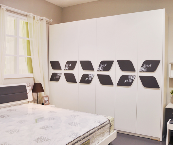 现代时尚板式衣柜效果图 温馨舒适的两居室