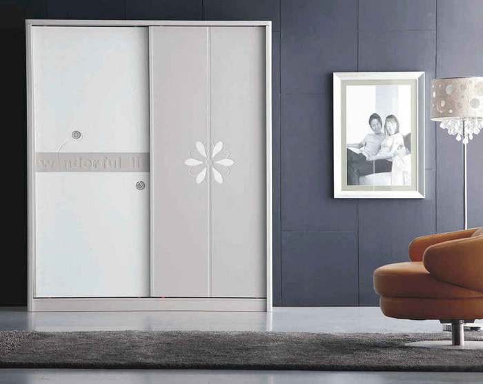 现代风格主卧衣柜推门图片  慢节奏的住家生活