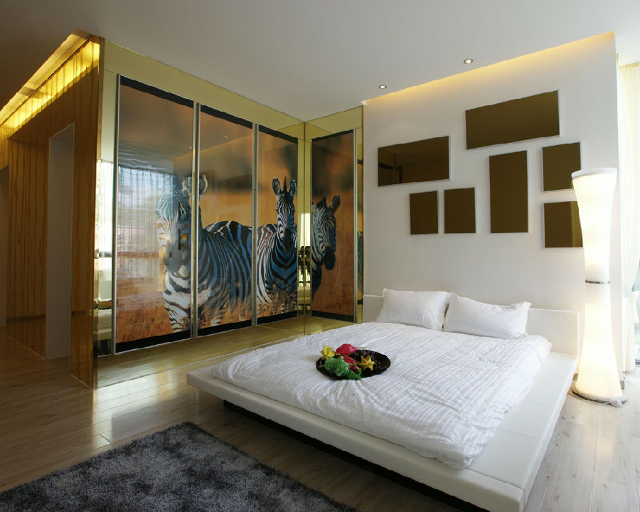 现代挂趟门衣柜效果图 时尚混搭卧室装修