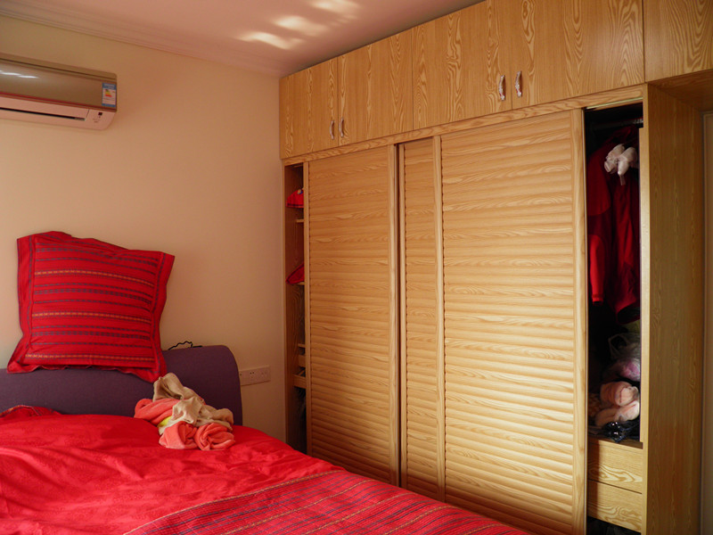 原木色推拉门衣柜图片 冬日里最温暖的装修