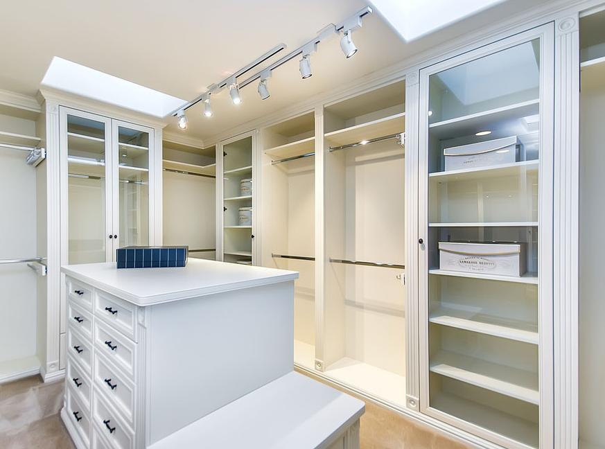 白墙白顶白衣柜图片 欧式衣柜本色出镜