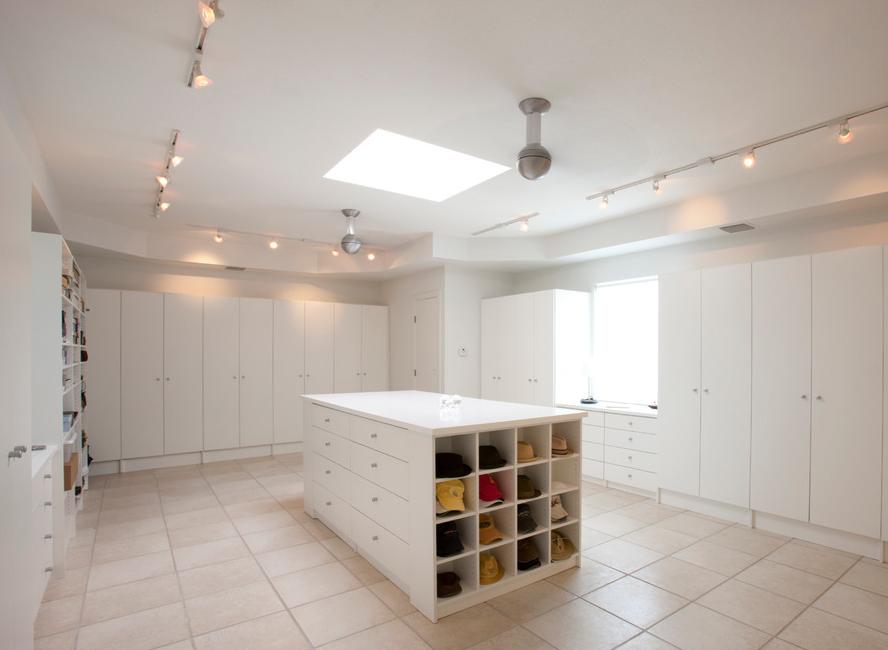 阁楼华丽变身衣帽间 纯白色浪漫衣柜设计图