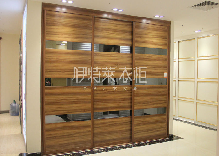 新现代主义三门衣柜图片 家居更显高格调