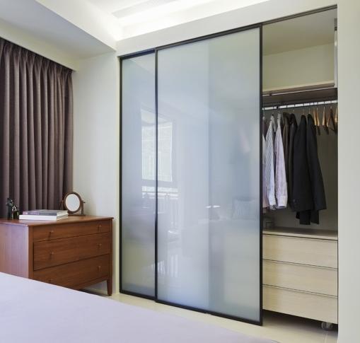 活用空间的简约三居室 次卧室衣柜效果图