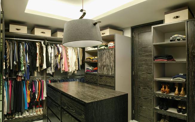 现代风格公寓 深色系卧室衣柜效果图