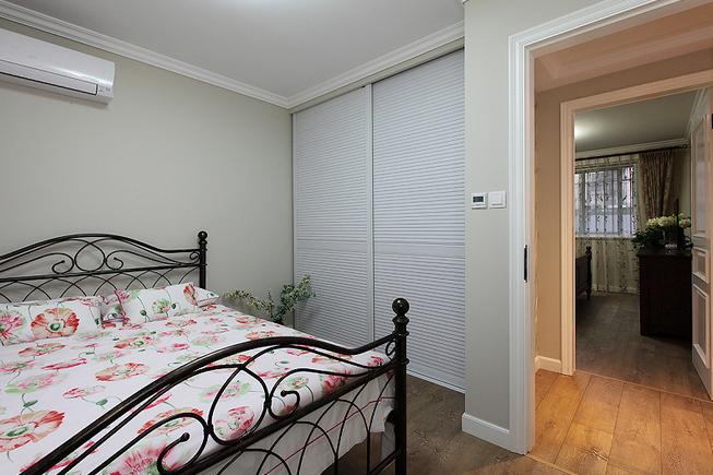 小户型邀您享受午后阳光  简约小白叶推拉门衣柜图片