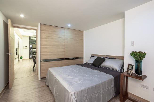 木色简约小空间 好看耐用衣柜效果图