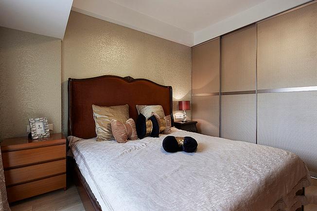 时尚古典家居搭配 金属色推拉门衣柜效果图