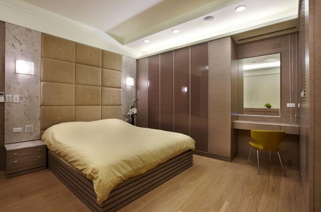 给心一个度假房 现代烤漆门衣柜效果图