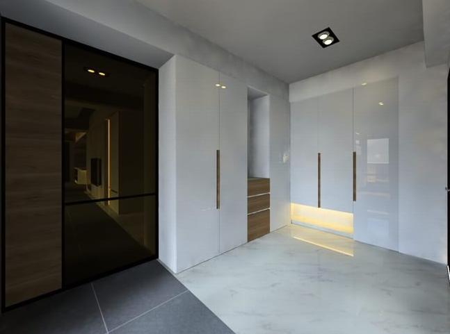 纯净色彩的完美大宅空间 多功能用途衣柜效果图