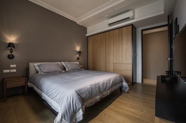 人文知性单身卧室 原木色整体衣柜效果图